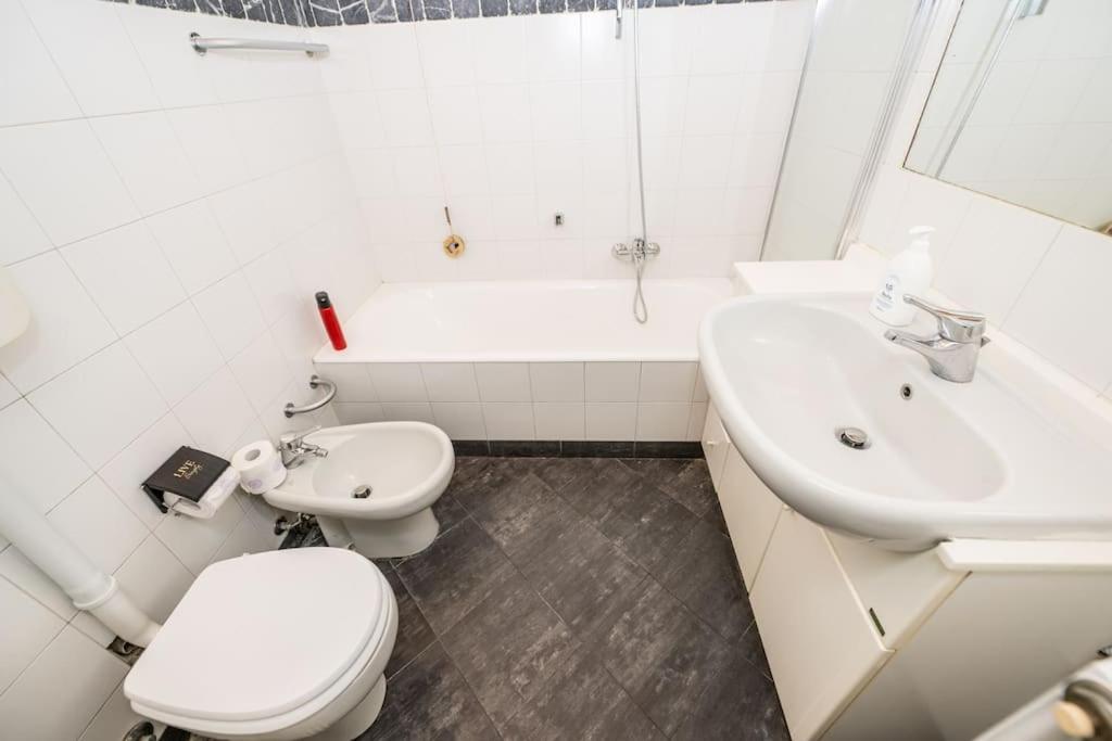 Wonderful Two Floors Apartment Milan Bagian luar foto